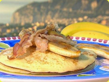 Pancake con composta di fichi, pancetta croccante e banane