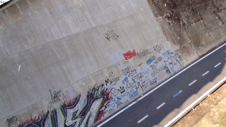 Video. Accampamenti, graffiti, verde abbandonato, strade dissestate. Il disastro del Ponte della Scienza