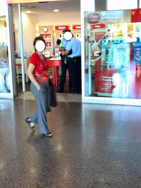 Stazione Termini, chi dovrebbe attuare il fondamentale controllo del territorio in realtà si imbuca a chattare sul telefonino. Questo è, salvo eccezioni