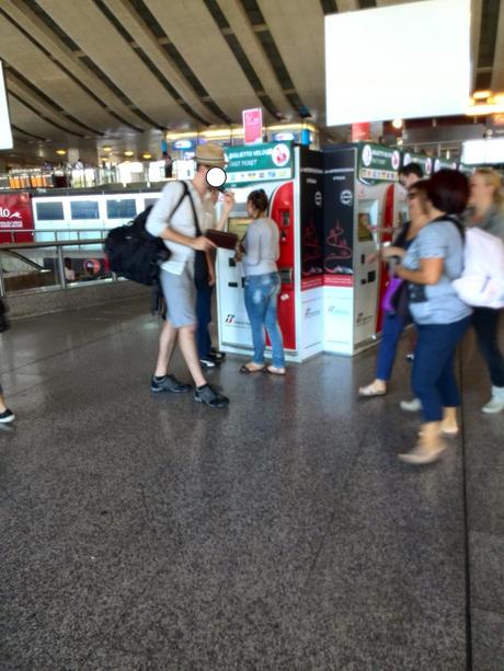 Stazione Termini, chi dovrebbe attuare il fondamentale controllo del territorio in realtà si imbuca a chattare sul telefonino. Questo è, salvo eccezioni