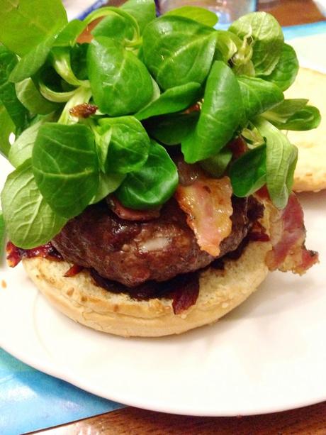 Hamburger con Crispy Bacon e Cipolla Caramellata al Balsamico