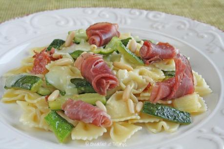 Farfalle con zucchine spadellate, pinoli tostati e Asiago fresco