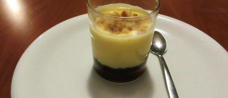 crema alla vaniglia, mirtilli e nocciole