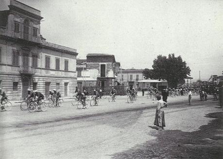 Viareggio - 1929 -  Passa il Giro d'Italia - sulla sinistra la Casa di Giovanni Pacini - Foto tratta da Nuova Viareggio Ieri - N.15-settembre 1995