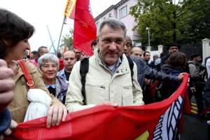 Il segretario della Fiom Landini, al corteo del sindacato a Milano, contro il vertice Ue dei capi di Stato dei Paesi dell'Unione (ansa.it)