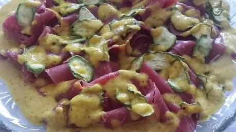 Carpaccio di manzo affumicato con chips di zucchine e maionese di peperone