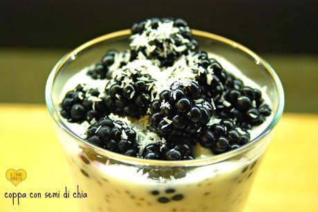 COPPA CON SEMI DI CHIA, MORE E YOGURT