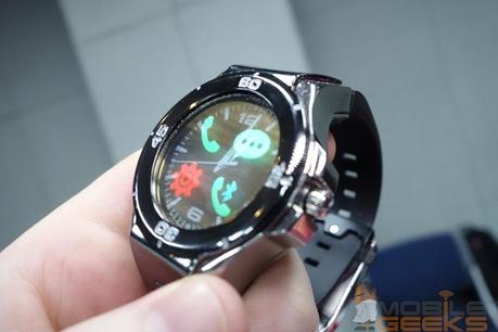Halo: lo smartwatch analogico con schermo OLED