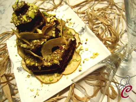 Torta nocciolata al cioccolato con pere e pistacchi: la ricchezza che risiede nei piccoli dettagli