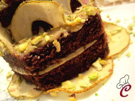 Torta nocciolata al cioccolato con pere e pistacchi: la ricchezza che risiede nei piccoli dettagli