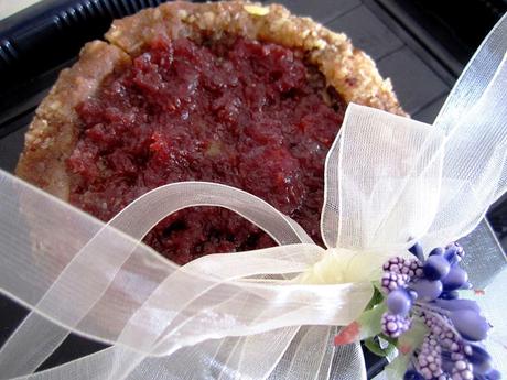 Torta nocciolata al cioccolato con pere e pistacchi: la ricchezza che risiede nei piccoli dettagli