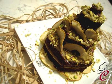 Torta nocciolata al cioccolato con pere e pistacchi: la ricchezza che risiede nei piccoli dettagli