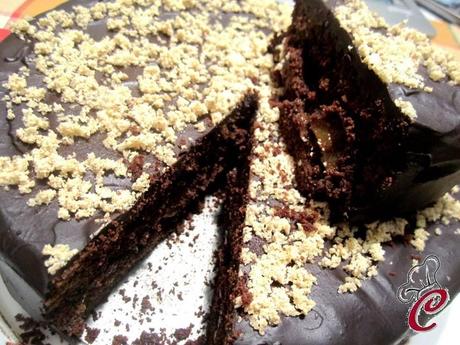 Torta nocciolata al cioccolato con pere e pistacchi: la ricchezza che risiede nei piccoli dettagli