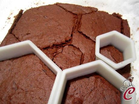 Torta nocciolata al cioccolato con pere e pistacchi: la ricchezza che risiede nei piccoli dettagli