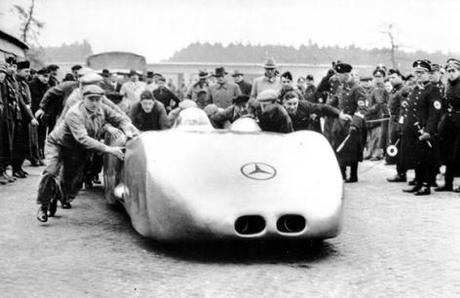 mercedes-benz-w-125-4327-km-h-di-velocita-su-strada-aperta-un-record-imbattuto-da-75-anni-r16104