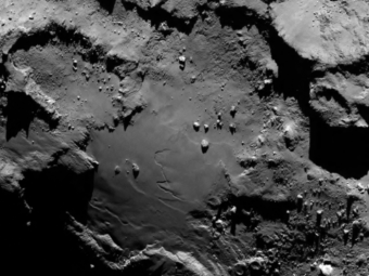 La parte inferiore del lobo più grande della cometa 67P/Churyumov-Gerasimenko. L’immagine è stata ripresa il 6 agosto da una distanza di 130 chilometri con una risoluzione di 2.4 metri per pixel. Credits: ESA/Rosetta/MPS for OSIRIS Team MPS/UPD/LAM/IAA/SSO/INTA/UPM/DASP/IDA 