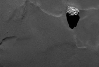 Il primo piano del masso Cheops, ripreso il 19 settembre dalla camera OSIRIS in dotazione alla sonda ESA Rosetta da una distanza di 28.5 chilometri dalla superficie della cometa. Dalle misurazioni effettuate il masso ha una dimensione massima di 45 metri. Credits: ESA/Rosetta/MPS for OSIRIS Team MPS/UPD/LAM/IAA/SSO/INTA/UPM/DASP/IDA 