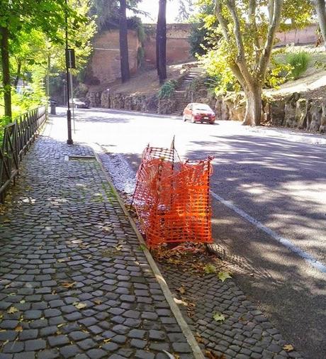 AL GIANICOLO I POLLAIETTI SPUNTANO COME FUNGHI: IL BANDITO SI FOTTE IL TOMBINO E IL COMUNE CE METTE UNA PEZZA! LA PIU' BELLA PASSEGGIATA PANORAMICA DI ROMA VITTIMA DEI BANDITI E DELL'INCAPACITA' DEL COMUNE