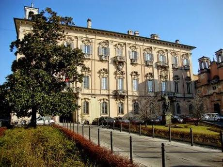 PAVIA. Line: è tempo di vendere. Sei ore di discussione in consiglio.