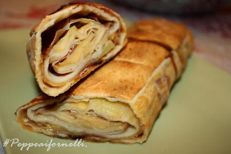 Strudel salato con mele, asiago e speck.