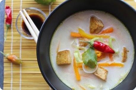 Zuppa al latte di cocco con verdure e tofu