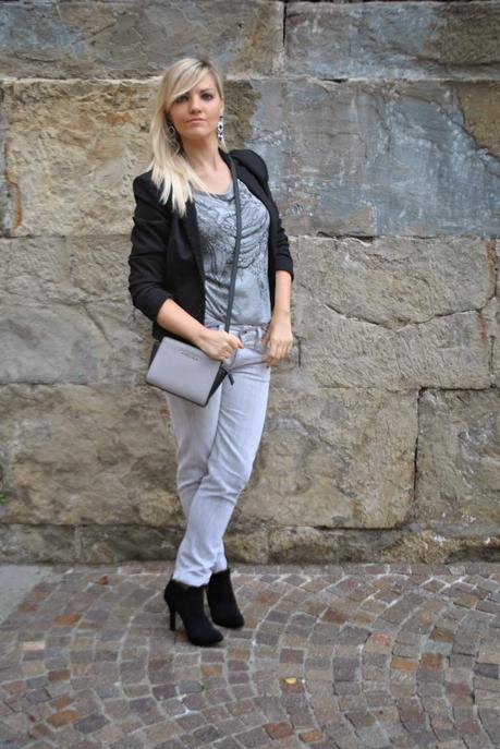 outfit grigio e nero outfit casual outfit jeans e tacchi abbinamenti griogio e nero come abbinare igrigio e nero jeans fornarina t-shirt pimkie blazer pimkie orecchini majique earrings majique london borsa mini selma di michael kors grigia e nera mini selma bag michael kors how to wear black and grey outfit ottobre 2014 outfit autunnali outfit casual autunnali outfit autunno 2014 outfit cappello da pioggia come vestirsi quando piove come vestirsi con la nebbia come proteggere i capelli se c'è la nebbiaoutfit quando piove rainy day fashion blogger italiane fashion blogger bionde mariafelicia magno mariafelicia magno fashion blogger colorblock by felym jeans fornarina grigi maglia grigia blazer nero cappello antipioggia nero 