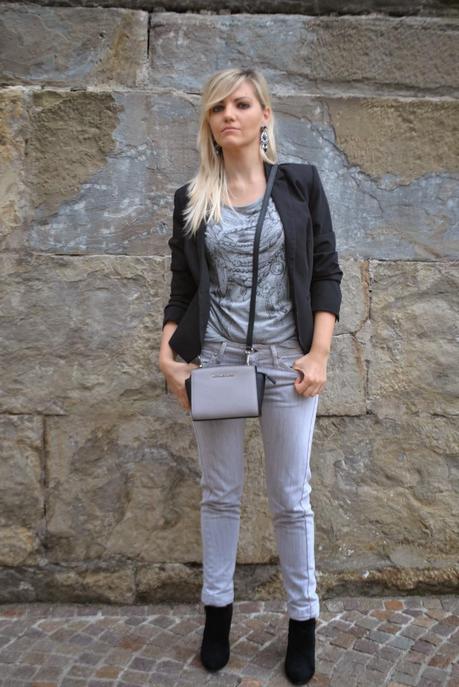 outfit grigio e nero outfit casual outfit jeans e tacchi abbinamenti griogio e nero come abbinare igrigio e nero jeans fornarina t-shirt pimkie blazer pimkie orecchini majique earrings majique london borsa mini selma di michael kors grigia e nera mini selma bag michael kors how to wear black and grey outfit ottobre 2014 outfit autunnali outfit casual autunnali outfit autunno 2014 outfit cappello da pioggia come vestirsi quando piove come vestirsi con la nebbia come proteggere i capelli se c'è la nebbiaoutfit quando piove rainy day fashion blogger italiane fashion blogger bionde mariafelicia magno mariafelicia magno fashion blogger colorblock by felym jeans fornarina grigi maglia grigia blazer nero cappello antipioggia nero 