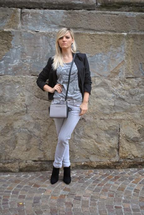 outfit grigio e nero outfit casual outfit jeans e tacchi abbinamenti griogio e nero come abbinare igrigio e nero jeans fornarina t-shirt pimkie blazer pimkie orecchini majique earrings majique london borsa mini selma di michael kors grigia e nera mini selma bag michael kors how to wear black and grey outfit ottobre 2014 outfit autunnali outfit casual autunnali outfit autunno 2014 outfit cappello da pioggia come vestirsi quando piove come vestirsi con la nebbia come proteggere i capelli se c'è la nebbiaoutfit quando piove rainy day fashion blogger italiane fashion blogger bionde mariafelicia magno mariafelicia magno fashion blogger colorblock by felym jeans fornarina grigi maglia grigia blazer nero cappello antipioggia nero 