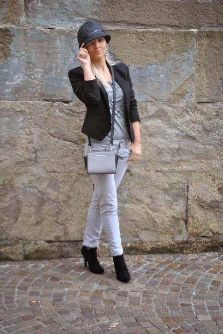 outfit grigio e nero outfit casual outfit jeans e tacchi abbinamenti griogio e nero come abbinare igrigio e nero jeans fornarina t-shirt pimkie blazer pimkie orecchini majique earrings majique london borsa mini selma di michael kors grigia e nera mini selma bag michael kors how to wear black and grey outfit ottobre 2014 outfit autunnali outfit casual autunnali outfit autunno 2014 outfit cappello da pioggia come vestirsi quando piove come vestirsi con la nebbia come proteggere i capelli se c'è la nebbiaoutfit quando piove rainy day fashion blogger italiane fashion blogger bionde mariafelicia magno mariafelicia magno fashion blogger colorblock by felym jeans fornarina grigi maglia grigia blazer nero cappello antipioggia nero 