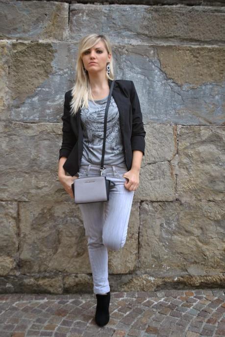 outfit grigio e nero outfit casual outfit jeans e tacchi abbinamenti griogio e nero come abbinare igrigio e nero jeans fornarina t-shirt pimkie blazer pimkie orecchini majique earrings majique london borsa mini selma di michael kors grigia e nera mini selma bag michael kors how to wear black and grey outfit ottobre 2014 outfit autunnali outfit casual autunnali outfit autunno 2014 outfit cappello da pioggia come vestirsi quando piove come vestirsi con la nebbia come proteggere i capelli se c'è la nebbiaoutfit quando piove rainy day fashion blogger italiane fashion blogger bionde mariafelicia magno mariafelicia magno fashion blogger colorblock by felym jeans fornarina grigi maglia grigia blazer nero cappello antipioggia nero 