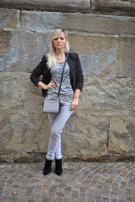 outfit grigio e nero outfit casual outfit jeans e tacchi abbinamenti griogio e nero come abbinare igrigio e nero jeans fornarina t-shirt pimkie blazer pimkie orecchini majique earrings majique london borsa mini selma di michael kors grigia e nera mini selma bag michael kors how to wear black and grey outfit ottobre 2014 outfit autunnali outfit casual autunnali outfit autunno 2014 outfit cappello da pioggia come vestirsi quando piove come vestirsi con la nebbia come proteggere i capelli se c'è la nebbiaoutfit quando piove rainy day fashion blogger italiane fashion blogger bionde mariafelicia magno mariafelicia magno fashion blogger colorblock by felym jeans fornarina grigi maglia grigia blazer nero cappello antipioggia nero 