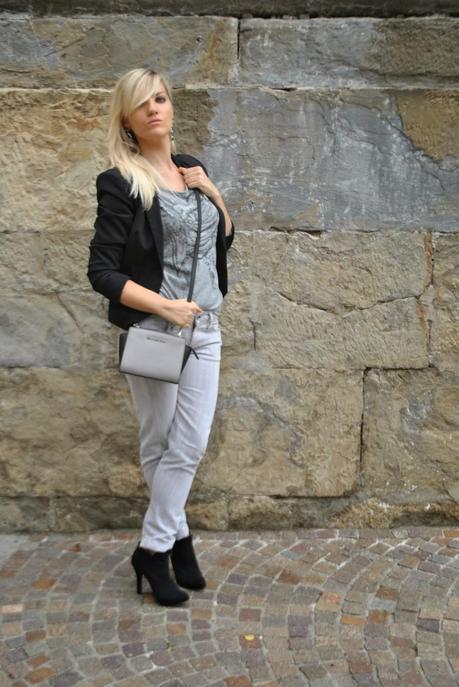 outfit grigio e nero outfit casual outfit jeans e tacchi abbinamenti griogio e nero come abbinare igrigio e nero jeans fornarina t-shirt pimkie blazer pimkie orecchini majique earrings majique london borsa mini selma di michael kors grigia e nera mini selma bag michael kors how to wear black and grey outfit ottobre 2014 outfit autunnali outfit casual autunnali outfit autunno 2014 outfit cappello da pioggia come vestirsi quando piove come vestirsi con la nebbia come proteggere i capelli se c'è la nebbiaoutfit quando piove rainy day fashion blogger italiane fashion blogger bionde mariafelicia magno mariafelicia magno fashion blogger colorblock by felym jeans fornarina grigi maglia grigia blazer nero cappello antipioggia nero 