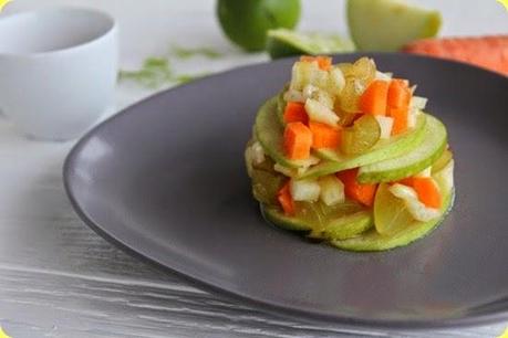 Insalata di frutta e verdura con tè bianco e lime