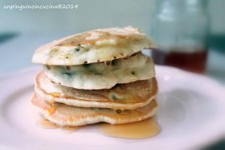 Pancake leggeri (senza uovo e senza latte) con pere e uvetta