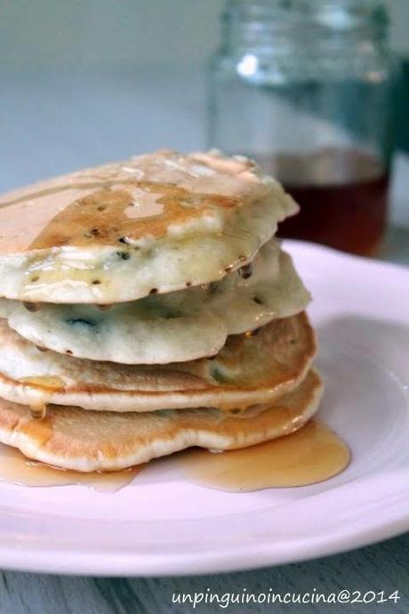 Pancake leggeri (senza uovo e senza latte) con pere e uvetta