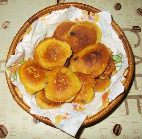 Frittelle con banane, mele e uvetta