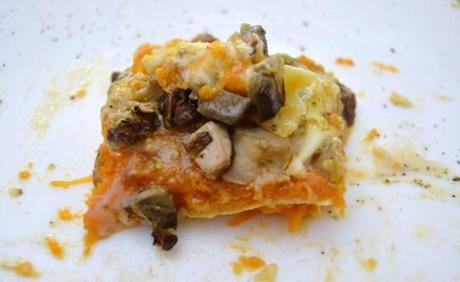 lasagna con zucca porcini e provola nel piatto