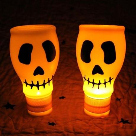 Lavoretti con le bottiglie di plastica di Halloween