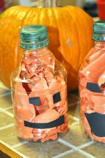 Lavoretti con le bottiglie di plastica di Halloween