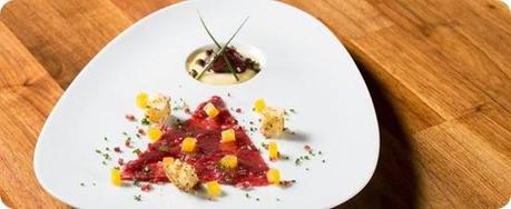 Tatar e Carpaccio di cervo con barbabietola gialla, schiuma di capperi e uova e brioche al ginepro