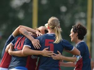 Le ragazze di Milena Bertolini festeggiano dopo il gol di Cristiana Girelli