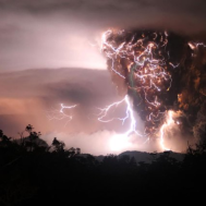 fulmine tra nubi di cenere eruttata dal vucano