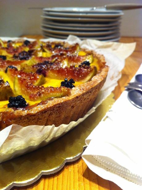 CROSTATA ALLA CREMA CON FROLLA AGLI AMARETTI, FICHI E MORE