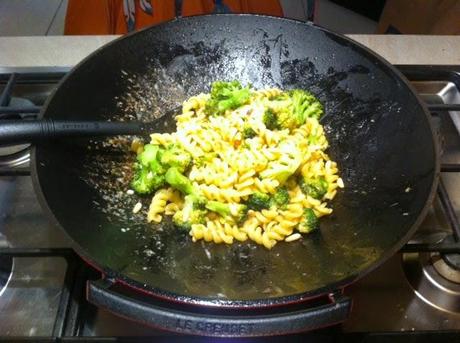 Fusilli broccoletti, acciughe e pinoli