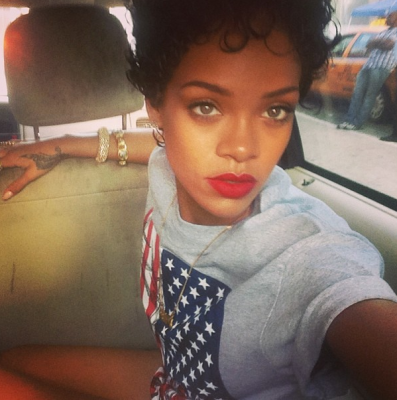 rihanna-selfie