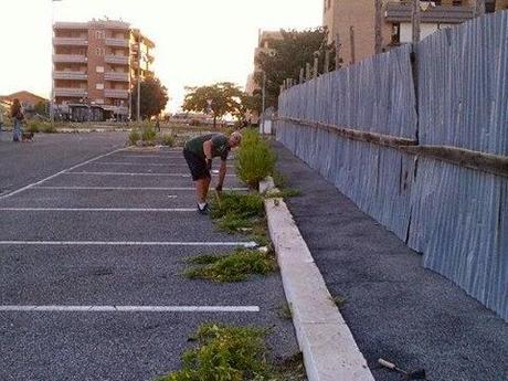 Retake Roma. Le piante infestanti si stanno impossessando di tutti i marciapiedi. A Ponte di Nona ci pensano i cittadini