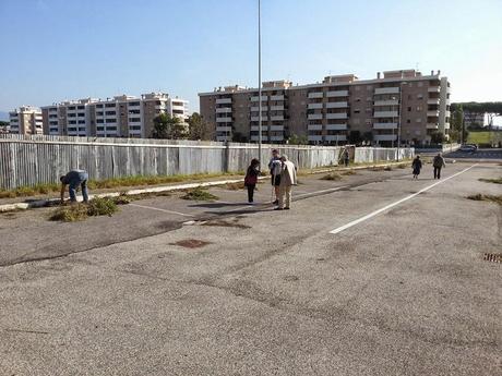 Retake Roma. Le piante infestanti si stanno impossessando di tutti i marciapiedi. A Ponte di Nona ci pensano i cittadini