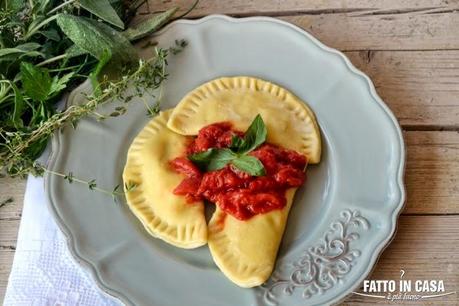 Ravioli alla Pizzaiola con Cuore di Ricotta e Mozzarella