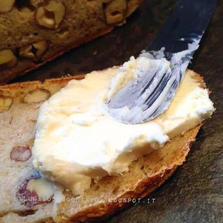 Pane al vino con le nocciole