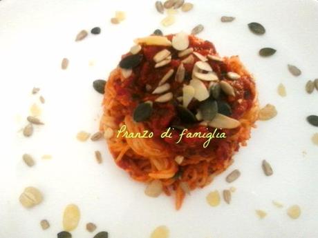 spaghetti tre pomodori semi e frutta secca